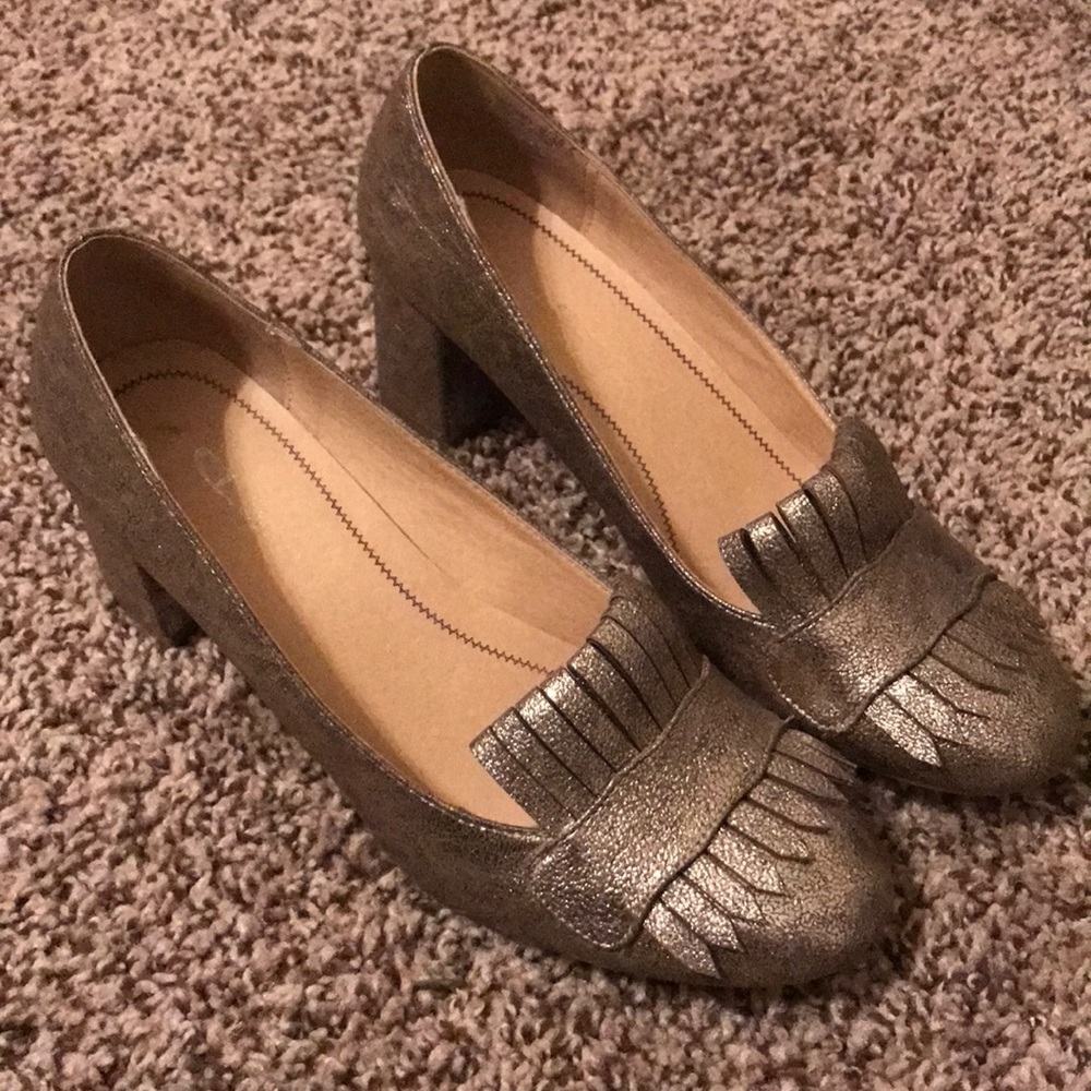 Block heel pump with kiltie fringe